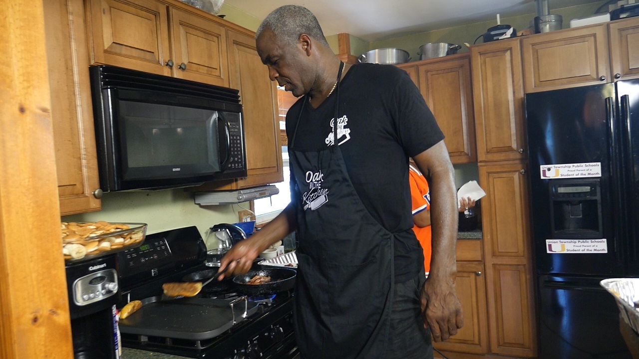 Retired NBA All-Star Charles Oakley Will Chef It Up for the Skid Row Community TODAY