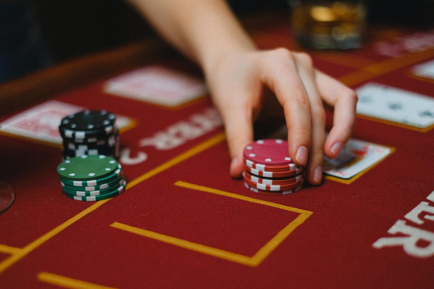 Statistics of online casino game players